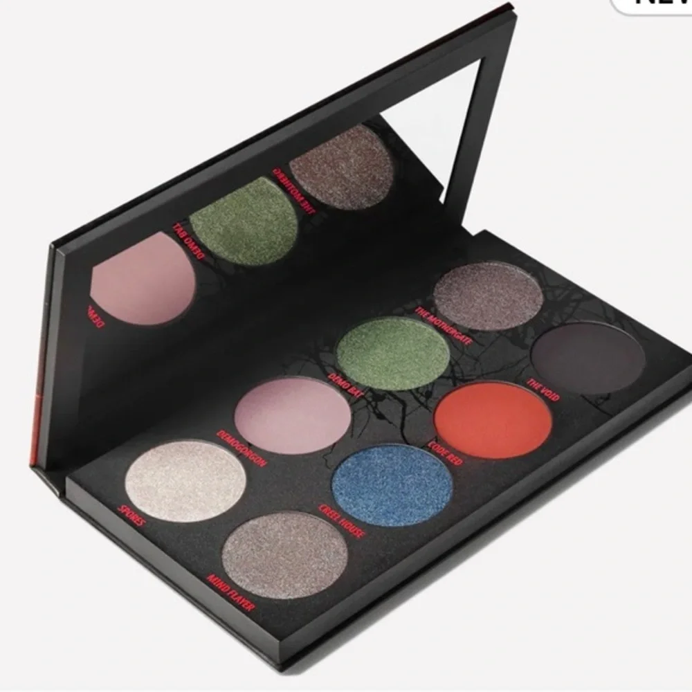 MAC THE VOID EYE PALETTE/ M·A·C X STRANGER THINGS